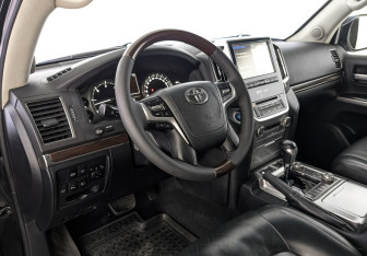 Подержанный автомобиль Toyota Land Cruiser Suv 2016 года (15 фото)