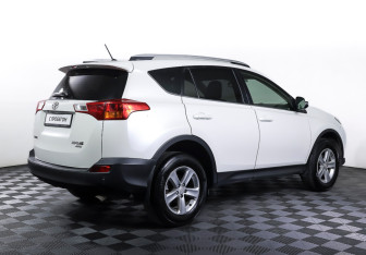 Подержанный автомобиль Toyota RAV4 2013 года (5 фото)