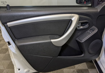 Подержанный автомобиль Nissan Terrano 2015 года (19 фото)