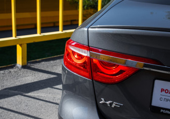 Подержанный автомобиль Jaguar XF Sedan 2017 года (15 фото)