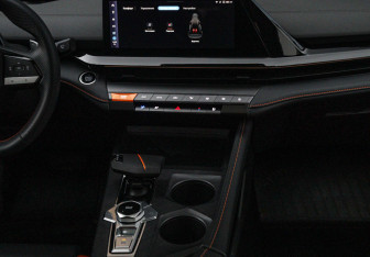 Подержанный автомобиль Changan UNI-V 2023 года (13 фото)