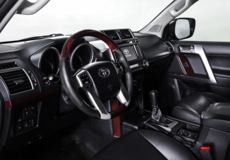 Подержанный автомобиль Toyota Land Cruiser Prado 2014 года (15 фото)