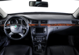 Подержанный автомобиль Skoda Superb Liftback 2010 года (12 фото)