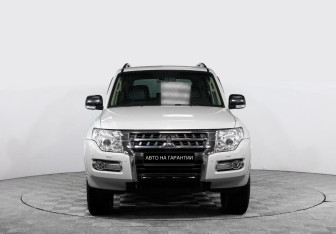 Подержанный автомобиль Mitsubishi Pajero 2015 года (2 фото)