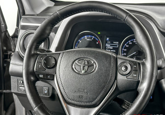 Подержанный автомобиль Toyota RAV4 2019 года (14 фото)