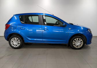 Подержанный автомобиль Renault Sandero 2015 года (4 фото)