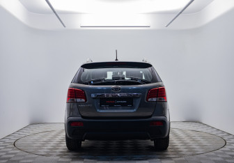 Подержанный автомобиль Kia Sorento 2011 года (6 фото)