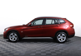 Подержанный автомобиль BMW X1 2010 года (8 фото)