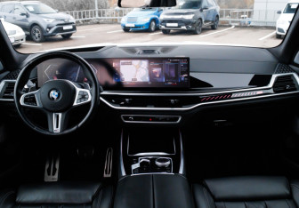 Подержанный автомобиль BMW X7 2023 года (11 фото)