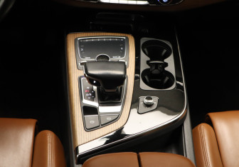 Подержанный автомобиль Audi Q7 2017 года (19 фото)