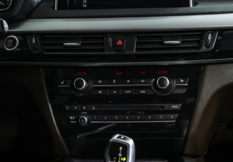 Подержанный автомобиль BMW X5 2015 года (16 фото)