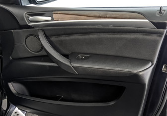 Подержанный автомобиль BMW X5 2013 года (23 фото)