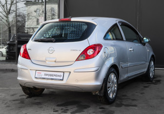 Подержанный автомобиль Opel Corsa 2007 года (4 фото)