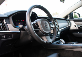 Подержанный автомобиль Volvo S90 2021 года (9 фото)