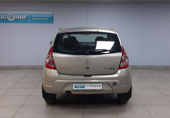 Подержанный автомобиль Renault Sandero 2010 года (6 фото)