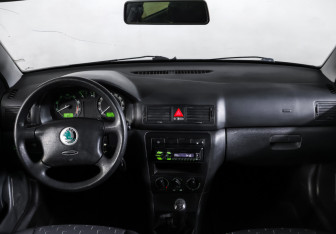 Подержанный автомобиль Skoda Octavia Wagon 2008 года (14 фото)