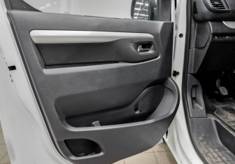 Подержанный автомобиль Peugeot Traveller 2022 года (20 фото)