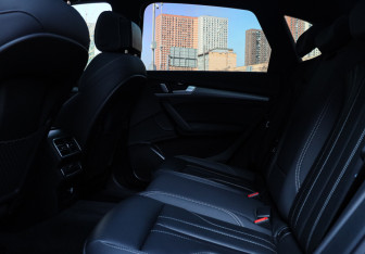 Подержанный автомобиль Audi Q5 2023 года (10 фото)