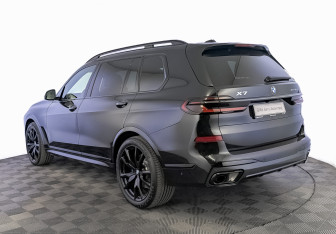 Подержанный автомобиль BMW X7 2024 года (7 фото)