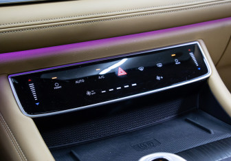 Подержанный автомобиль Voyah Dream 2023 года (18 фото)