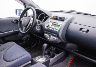 Подержанный автомобиль Honda Jazz 2008 года (10 фото)