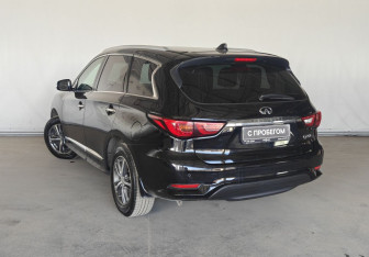 Подержанный автомобиль Infiniti QX60 2016 года (6 фото)