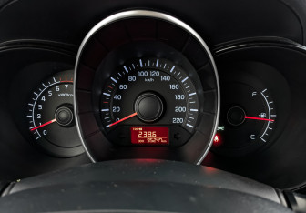 Подержанный автомобиль Kia Rio Hatchback 2012 года (16 фото)