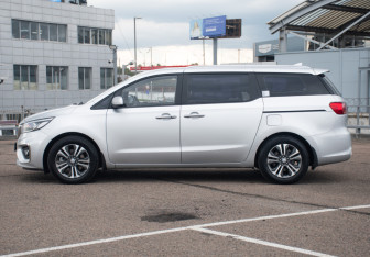 Подержанный автомобиль Kia Carnival 2020 года (8 фото)