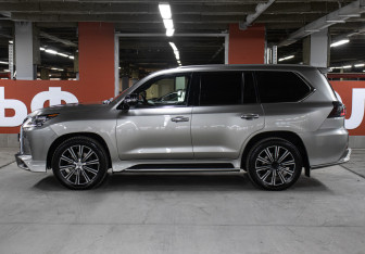 Подержанный автомобиль Lexus LX 2017 года (8 фото)