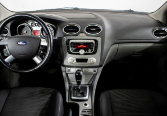 Подержанный автомобиль Ford Focus Sedan 2010 года (13 фото)