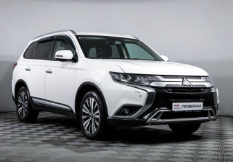 Подержанный автомобиль Mitsubishi Outlander 2019 года (3 фото)