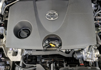 Подержанный автомобиль Toyota RAV4 2025 года (9 фото)