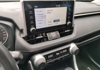 Подержанный автомобиль Toyota RAV4 2021 года (15 фото)