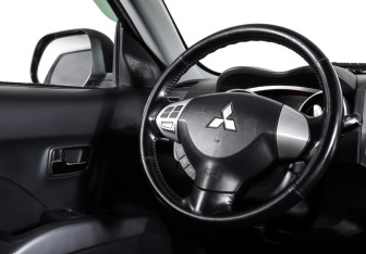 Подержанный автомобиль Mitsubishi Outlander 2008 года (13 фото)
