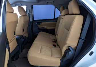 Подержанный автомобиль Toyota Fortuner 2022 года (18 фото)