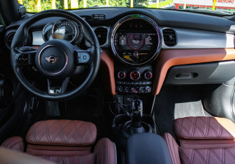Подержанный автомобиль MINI Hatch 2021 года (10 фото)