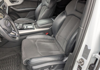 Подержанный автомобиль Audi Q7 2021 года (19 фото)