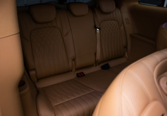 Подержанный автомобиль Voyah Dream 2023 года (10 фото)