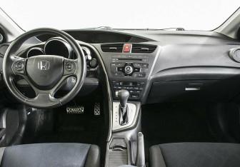 Подержанный автомобиль Honda Civic Hatchback 2012 года (9 фото)