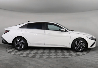 Подержанный автомобиль Hyundai Elantra Sedan 2023 года (4 фото)