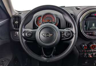 Подержанный автомобиль MINI Countryman 2018 года (21 фото)