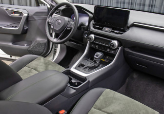 Подержанный автомобиль Toyota RAV4 2024 года (11 фото)