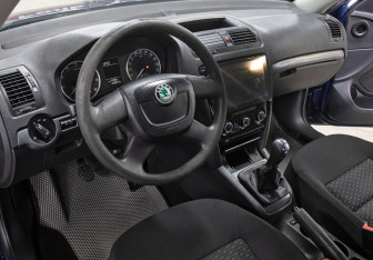 Подержанный автомобиль Skoda Octavia Liftback 2011 года (15 фото)