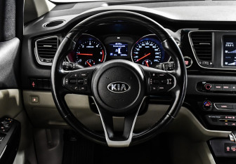 Подержанный автомобиль Kia Carnival 2019 года (25 фото)