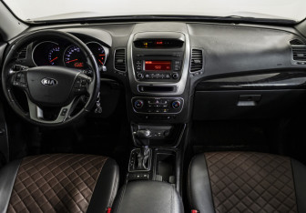 Подержанный автомобиль Kia Sorento 2015 года (12 фото)