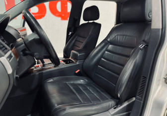 Подержанный автомобиль Volkswagen Touareg 2007 года (10 фото)