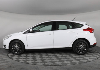 Подержанный автомобиль Ford Focus Hatchback 2017 года (8 фото)