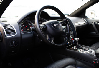 Подержанный автомобиль Audi Q7 2012 года (16 фото)