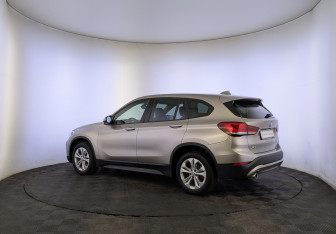 Подержанный автомобиль BMW X1 2021 года (7 фото)