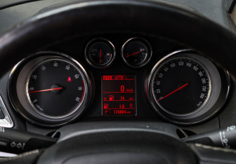 Подержанный автомобиль Opel Mokka 2013 года (21 фото)